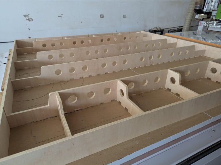 Panou din panel debitat prin frezare CNC. Structura celulara tip cheson