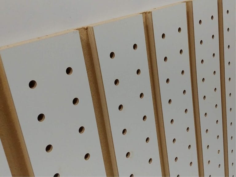 Raft expozițional din MDF frezat CNC pentru showroom
